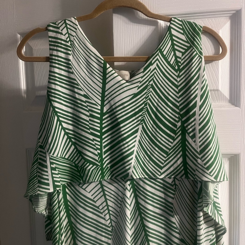 Ready for vacay! 🌊🏝️ Tropical Leaf Print Maxi Dress